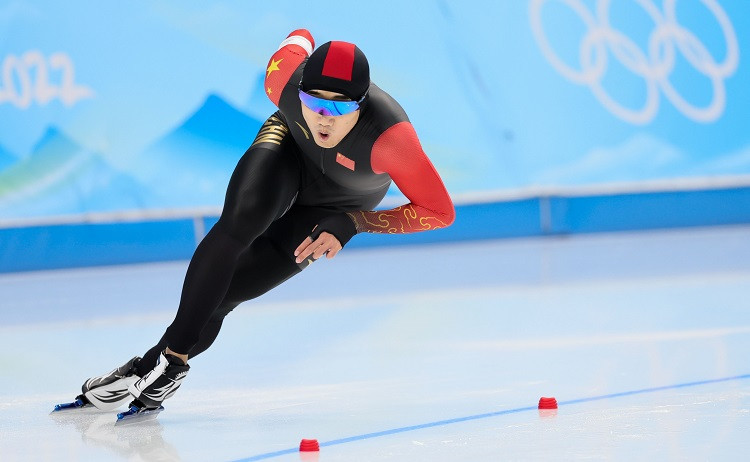 Ķīnas ātrslidotājs Gao ar jaunu olimpisko rekordu izcīna zeltu 500 metros
