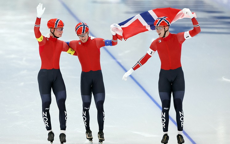 Norvēģijas un Kanādas ātrslidotāji labākie komandu iedzīšanā
