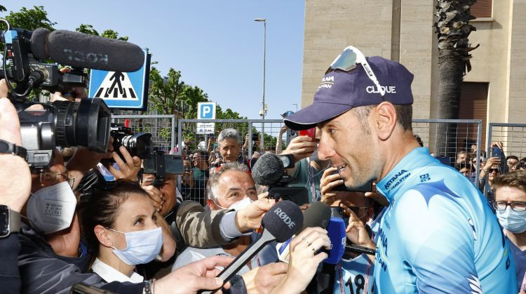 Titulētais Nibali ar asarām acīs Itālijas publikas priekšā paziņo par nodomu beigt karjeru
