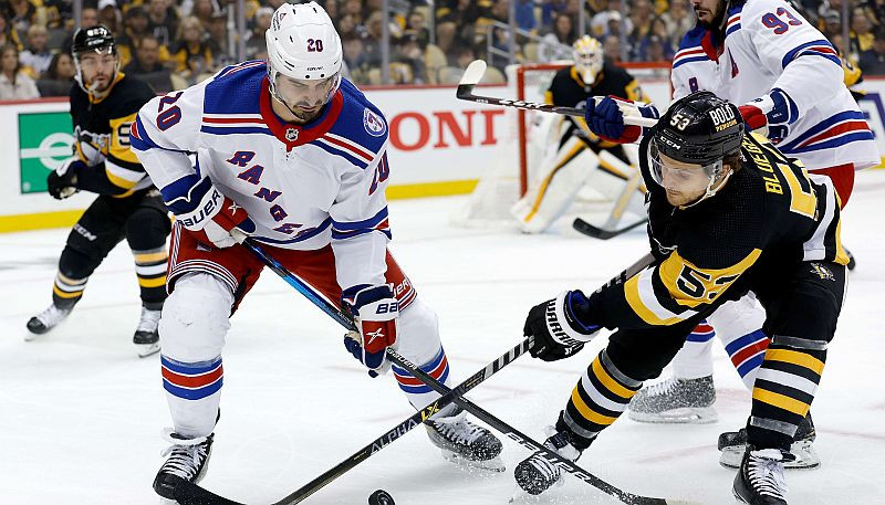 Bļugera "Penguins" izlaiž divu vārtu pārsvaru pret "Rangers", sērijā būs septītais mačs