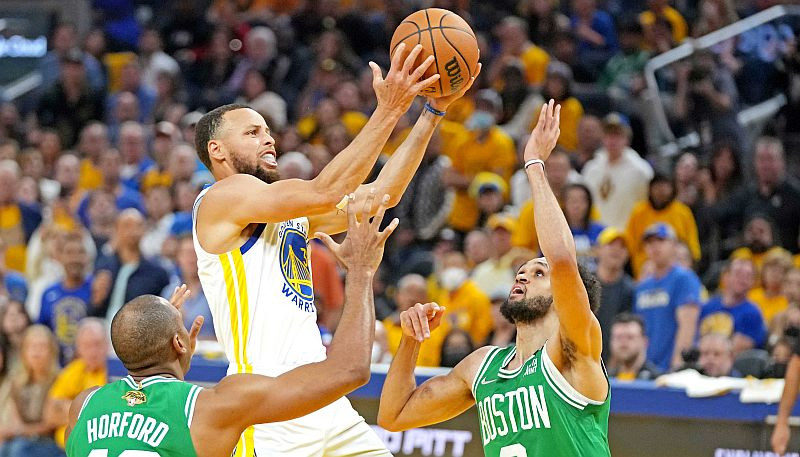 "Warriors" lieliska trešā ceturtdaļa un uzvara finālsērijas otrajā mačā pret "Celtics"