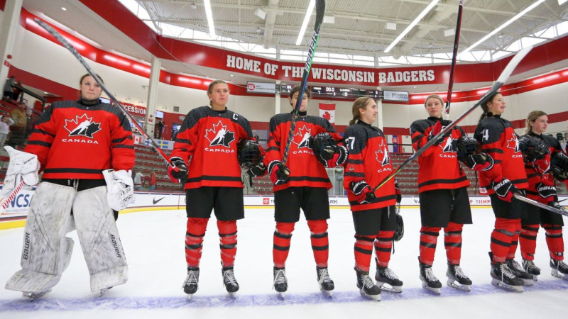 Kanādas U18 hokejistes iemet septiņus vārtus, PČ pusfinālu sasniedz arī Zviedrija