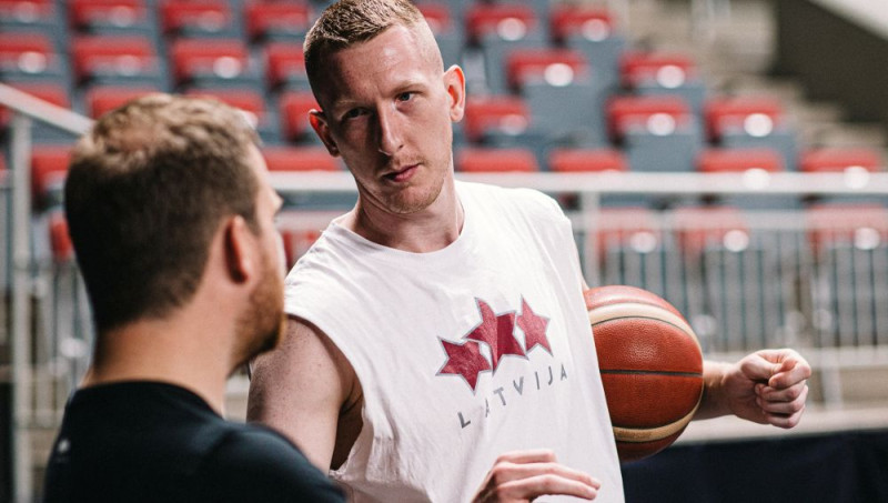 Rolands Šmits basketbolista karjeru turpinās Lietuvas grandā ''Žalgiris''