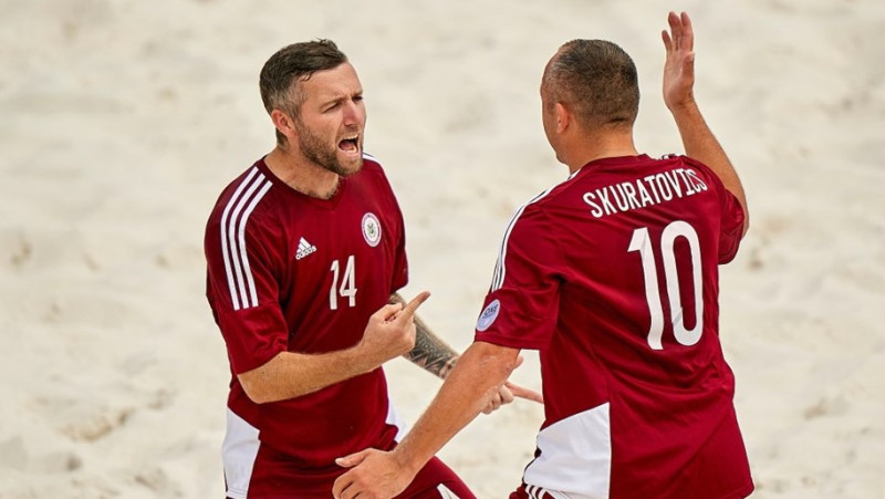 Latvijas pludmales futbola izlasei vēsturiska uzvara Eiropas līgā