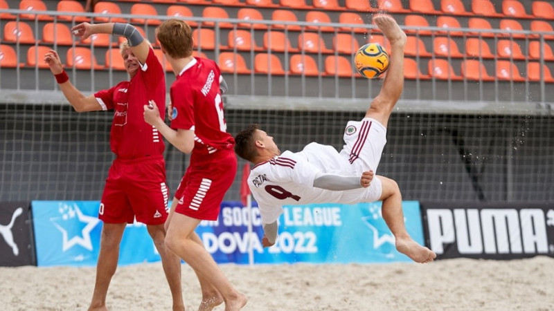 Latvijas pludmales futbolisti Eiropas līgas spēlē pārspēj Dāniju