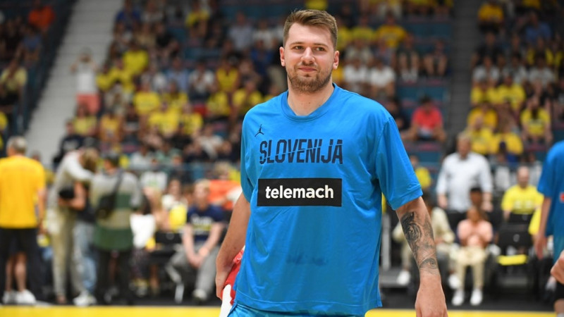 Dončičs Slovēnijas izlases treniņā realizē traku metienu no laukuma otra gala