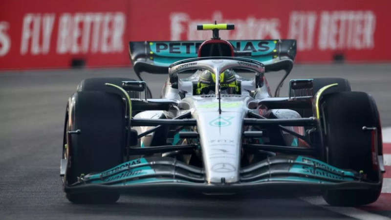 Hamiltons pārspēj Verstapenu Singapūras GP pirmajā treniņā