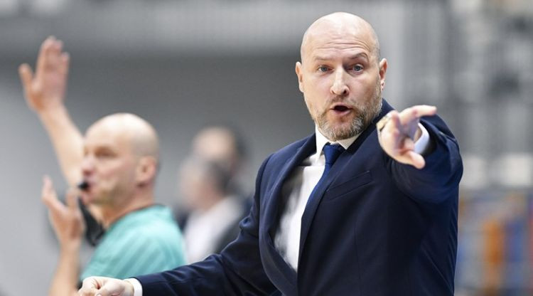 Čehijas basketbola flagmanis pēc negaidītiem zaudējumiem šķiras no Štelmahera
