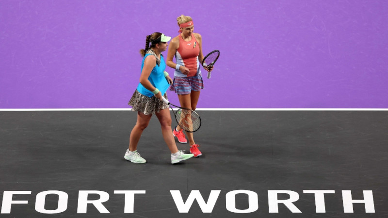 Ostapenko/Kičenoka dramatiski zaudē WTA finālturnīra izšķirošajā taibreikā
