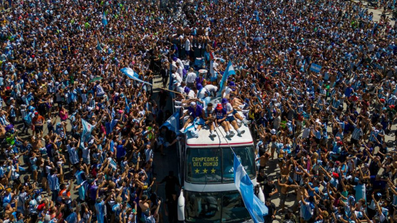Vismaz četri miljoni ielās: nākas pārtraukt Argentīnas čempionu parādi