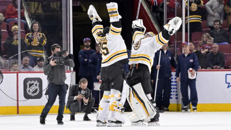 "Bruins" izcīna sesto uzvaru pēc kārtas un labo NHL rekordu