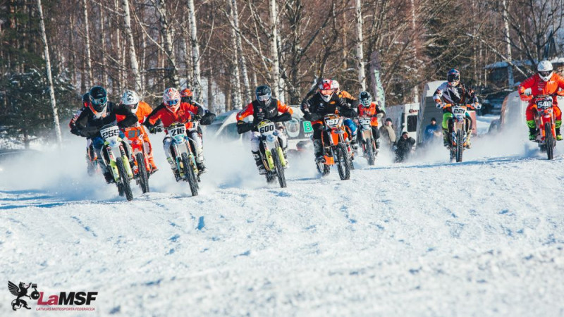 Matīss Karro pārliecinoši uzvar ziemas motokrosa otrajā posmā Stāmerienā