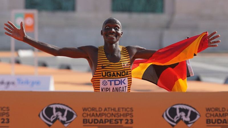 Ugandas skrējējs Kiplangats izcīna pasaules čempionāta zeltu maratonā