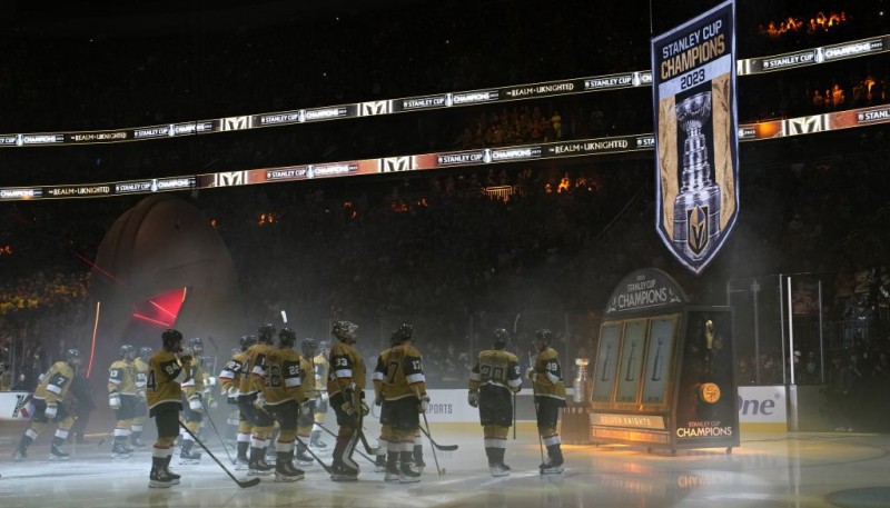 NHL sezona sākusies: Bedārdam debijā piespēle, čempione paceļ baneri