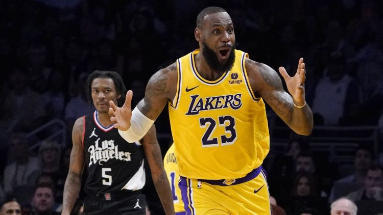 "Lakers" pagarinājumā līksmo derbijā, Klejs izrauj "Warriors" uzvaru, čempioni kapitulē