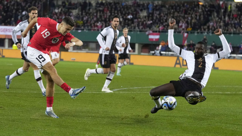Austrijas futbolisti otro reizi pēc kārtas pārspēj Vāciju, Sanē uzbrūk pretiniekam