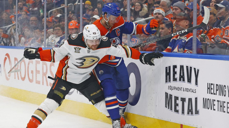 Edmontonas "Oilers" nedēļas nogalē iemet 13 vārtus, Makdeividam deviņi punkti