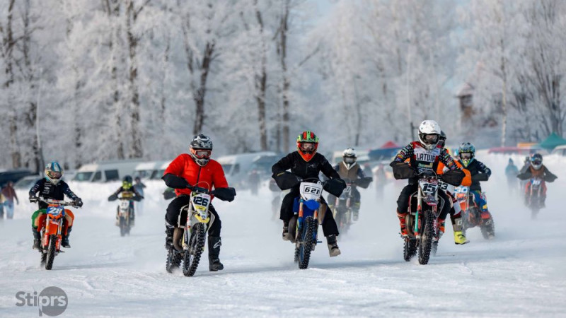 Vairāk kā 100 dalībnieki startējuši Latvijas čempionātā ziemas motokrosā Alūksnē