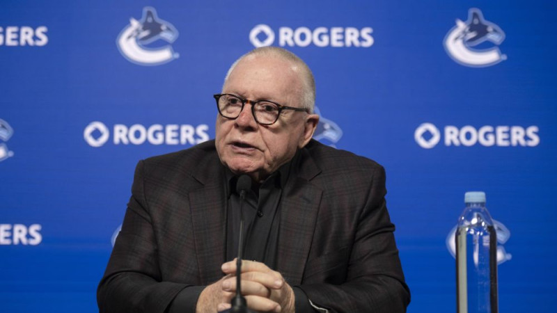 NHL vadībā esošā "Canucks" pagarina līgumu izšķirošos lēmumus pieņēmušo Raderfordu