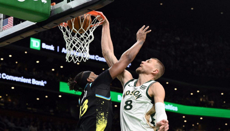 Porziņģis atgriežas un uzdrukā Tērneru uz plakāta, "Celtics" kārtējā uzvara Bostonā