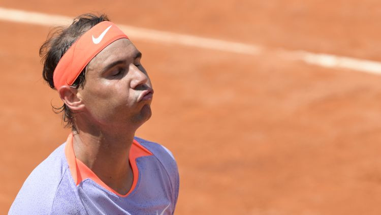 Desmitkārtējais Romas čempions Nadals paliek bez breikiem un kapitulē jau otrajā kārtā