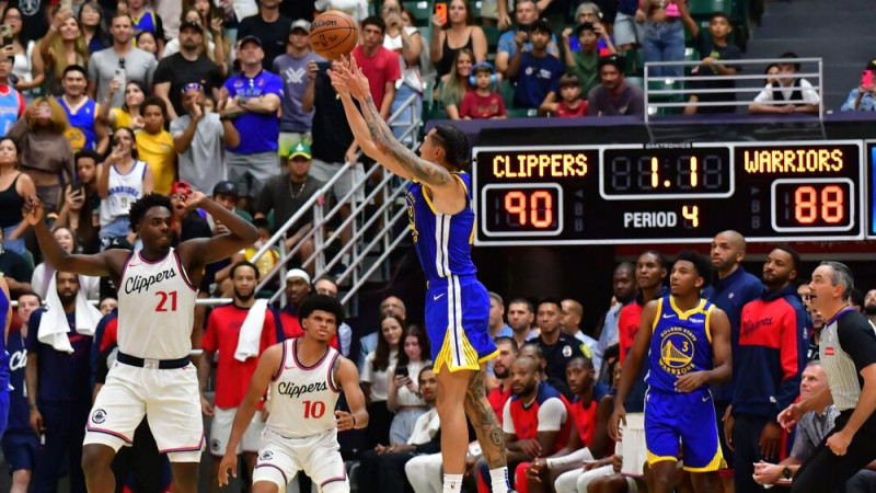 ''Warriors'' Havaju salās ar trejaci izrauj uzvaru pār ''Clippers''