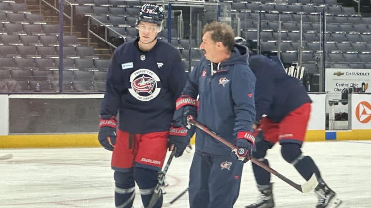 Bojāgājušo Gudro tēvs piedalās "Blue Jackets" treniņā pirms pirmās mājas spēles