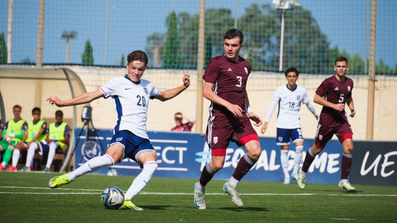 Anglijas U17 izlase izrādās krietni pārāka pār Latvijas futbolistiem