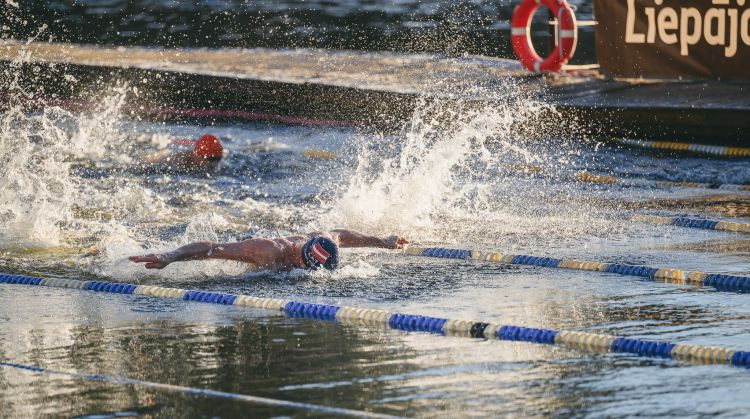 Igaunijas sportisti triumfē Latvijas ziemas peldēšanas čempionātā Liepājā