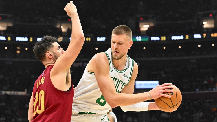 Porziņģa 21 punkts neglābj "Celtics" no zaudējuma pret līgas līderi "Cavaliers"