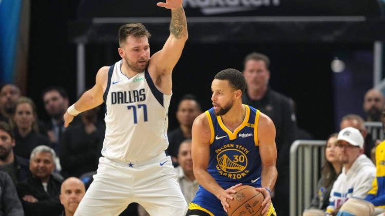 Dončiča 45 punktu triple-double atnes uzvaru pret "Warriors", krīt tālmetienu rekords