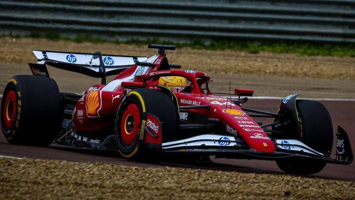 Hamiltons debitē pie jaunās "Ferrari SF-25" mašīnas stūres