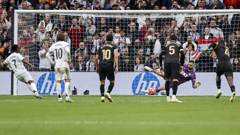 Mamardašvili atvaira Vinisiusa pendeli, Valensija galotnē apklusina Santiago Bernabéu