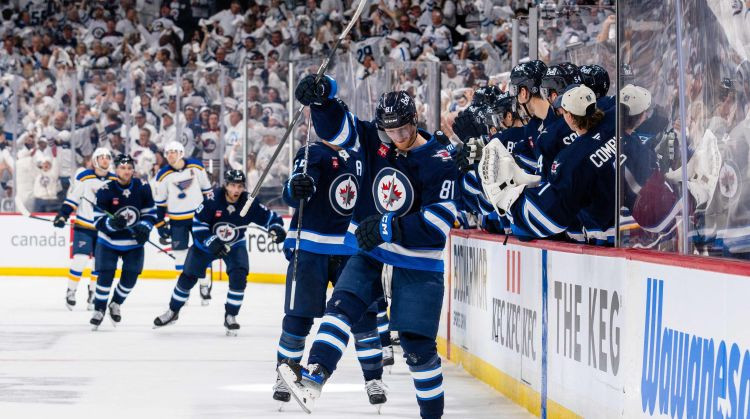 Prezidenta kausu ieguvusī "Jets" play-off sāk ar izrautu uzvaru, "Avalanche" grauj Dalasā