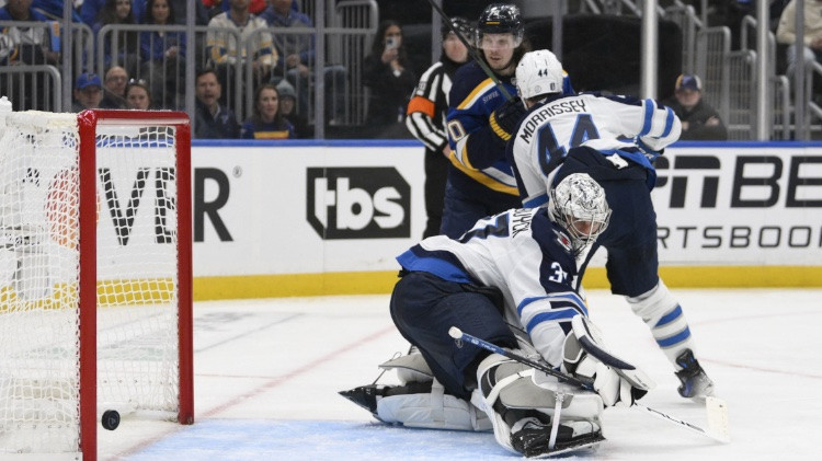 "Blues" vēlreiz plosās mājās un piespiež nomainīt NHL labāko vārtsargu