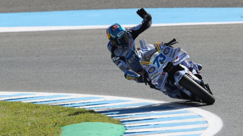 Alekss Markess izcīna pirmo "MotoGP" uzvaru, Markam Markesam - kritiens