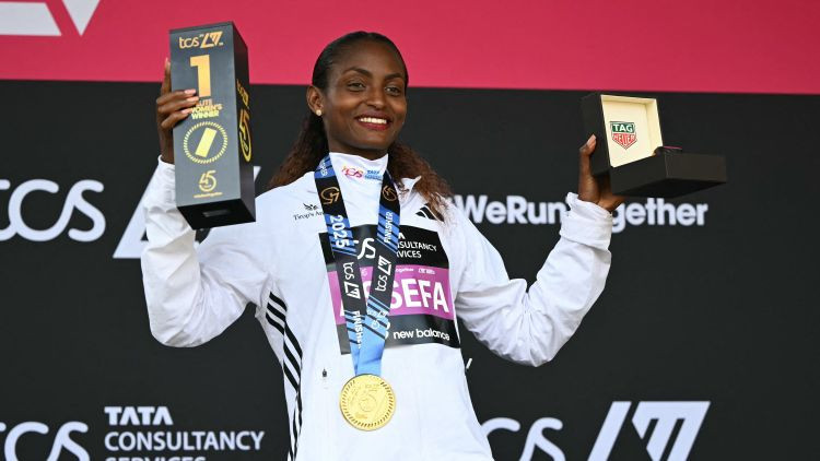 Kipčoge sestais Londonas maratonā, dāmu skrējienā labots pasaules rekords