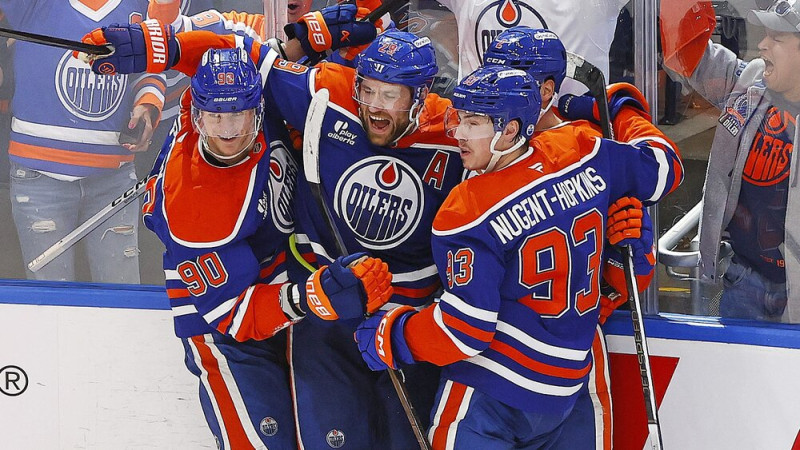 ''Oilers'' izglābjas un pagarinājumā izlīdzina sēriju, ''Capitals'' un ''Hurricanes'' pietuvojas otrajai kārtai