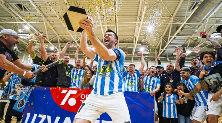 "Riga" telpu futbolisti atspēlējas un virs galvas ceļ Virslīgas čempionu trofeju