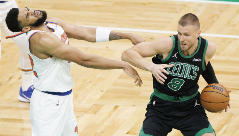 Porziņģis otrajā puslaikā nespēlē, Vaits ar 34 punktiem sekmē "Celtics" uzvaru