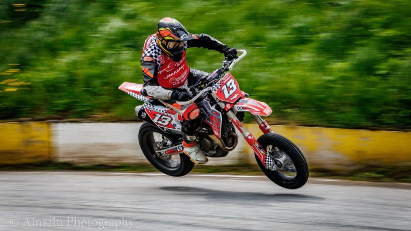 Latvijas braucējiem uzvaras supermoto sacensībās Igaunijā
