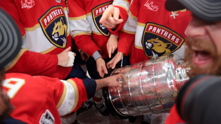 Floridas "Panthers" hokejisti svinību laikā salauž Stenlija kausu