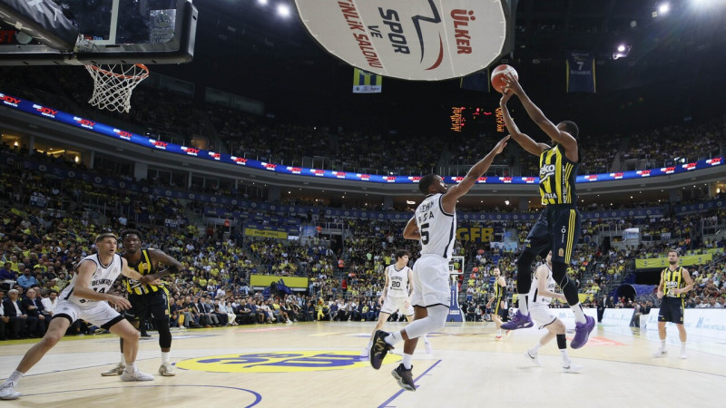 Bez Žagara iztiekošā "Fenerbahçe" pēc divām uzvarām fināla ievadā saņem sutu