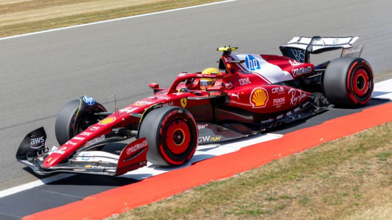 Piastri satraukts par "Ferrari" ātrumu, Hamiltons cer uz desmito uzvaru Silverstonā