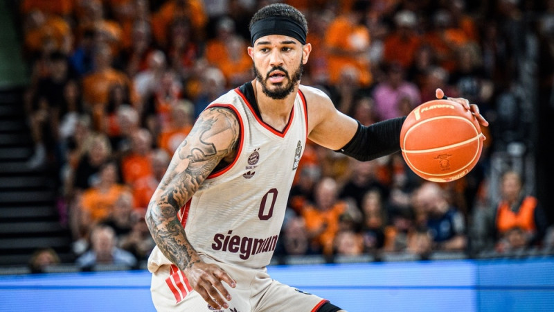 Šmita pārstāvētā ''Anadolu Efes'' no ''Bayern'' pārvilina Eirolīgas labāko aizsardzības spēlētāju