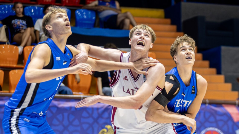 Latviešu jaunieši basketbola laukumā sarauj gabalos igauņus
