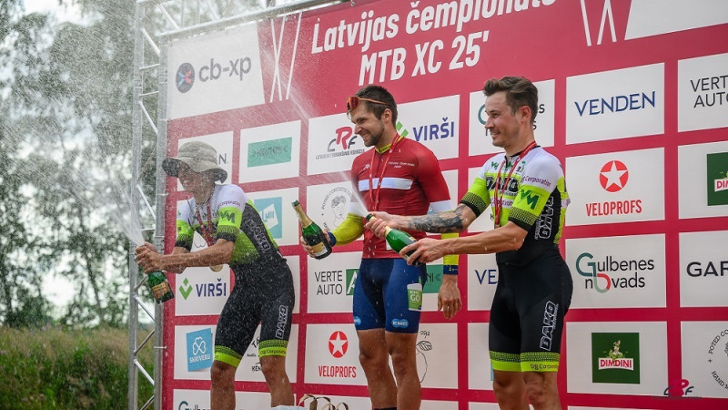 Lizuma trasē par Latvijas elites MTB XCO čempioniem kļūst Blūms un Jaunslaviete-Kipure