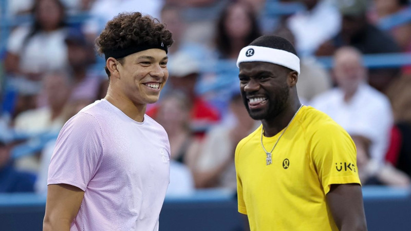 Frics izlaiž pārsvaru, Šeltons triumfē principiālā cīņā un pirmoreiz tiek Vašingtonas pusfinālā