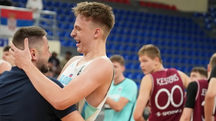 U16 puiši zaudē Slovēnijai, taču turpina cīņu par debiju Pasaules kausā