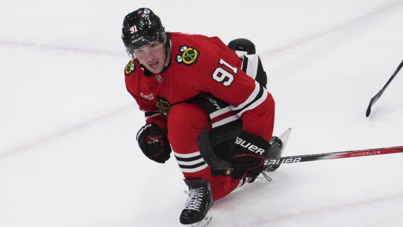 "Blackhawks" ar vienu sezonu NHL aizvadījušu uzbrucēju noslēdz 46 miljonu līgumu